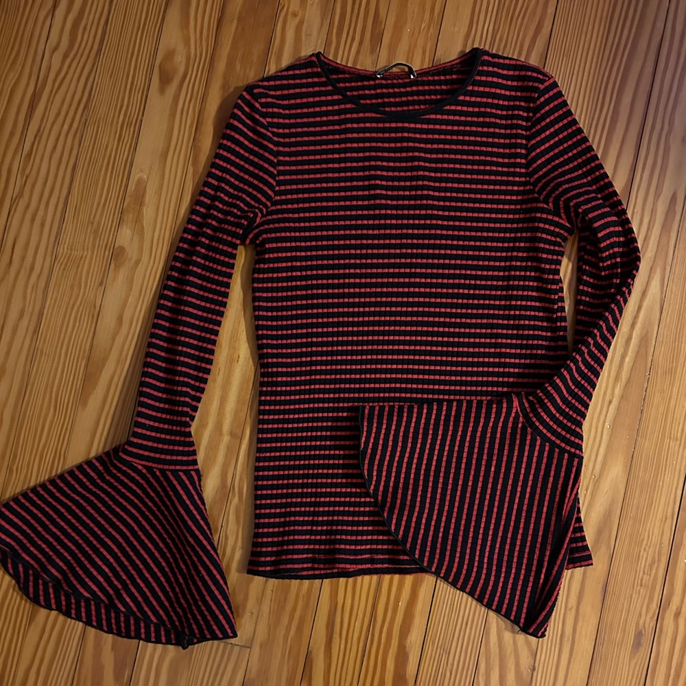 Ribbed jersey knit top w bell sleeves.